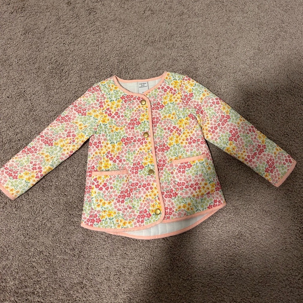 NWOT Cupcakes and Cashmere Girls Floral Print Quilted Jacket

NWOT

Size 3T